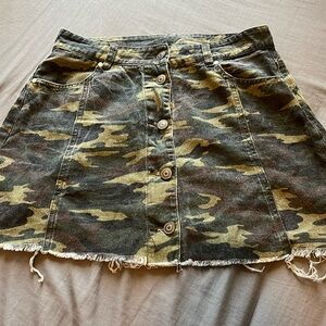 Camouflage distressed skirt